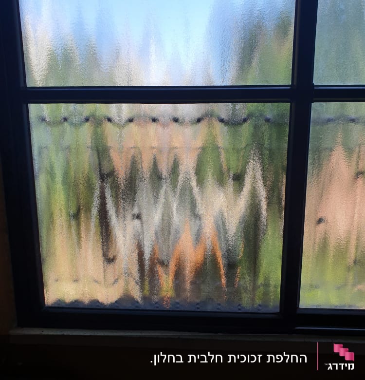 זכוכית מחוספסת עם נוף מטושטש ברקע